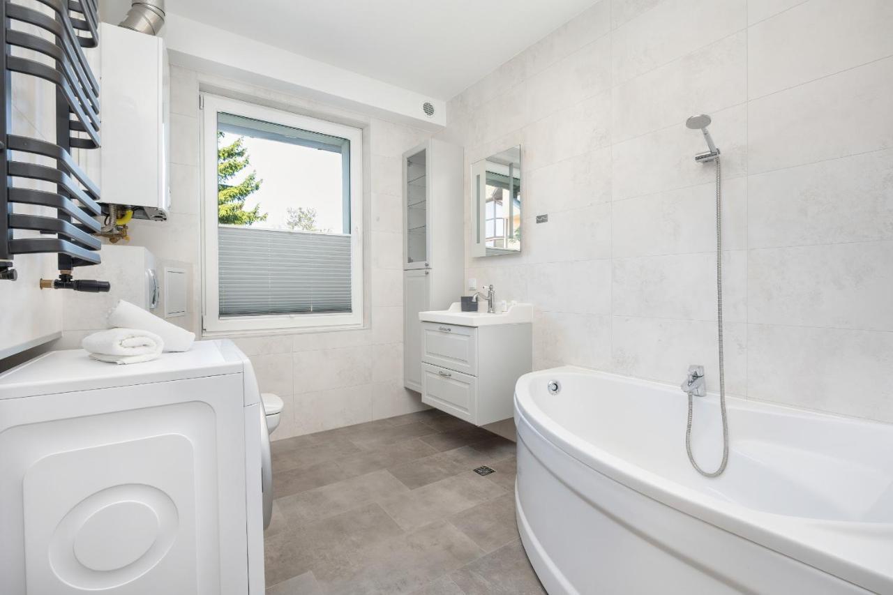 Bright & Spacious Family Apartment In Miedzyzdroje With Parking And 3 Balconies By Noclegi Renters Bagian luar foto